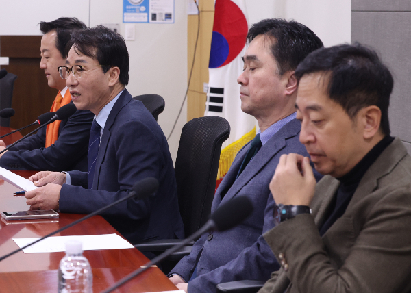 8일 통합공천관리위원회(통합공관위)가 지난 7일 1차 회의에 이어 '제3지대 제정당 원탁회의'를 열고 제3지대 통합을 위한 논의를 이어갔다. 사진은 이날 서울 여의도 국회 의원회관에서 열린 '제3지대 제정당 원탁회의'에 참석한 김용남 개혁신당 정책위원회의장(왼쪽부터), 원칙과상식 소속 이원욱 의원(무소속·경기 화성을), 김종민 새로운미래 공동대표, 금태섭 새로운선택 공동대표. /사진=뉴스1