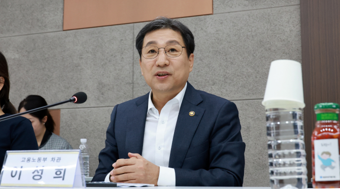 고용노동부가 '청년도전지원사업' 공모 참여 지방자치단체 선정결고를 발표했다. 사진은 이성희 고용노동부 차관이 지난해 10월19일 충북 청주상공회의소에서 청년도전지원사업 현장 간담회를 하는 모습. /사진=뉴스1