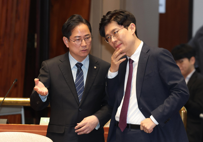 8일 조정훈 국민의힘 의원(비례대표)이 윤석열 대통령의 김건희 여사 디올백 논란에 대한 입장 발표에 대해 "매를 크게 맞은 것"이라고 표현했다. 사진은 지난해 12월28일 서울 여의도 국회에서 열린 국민의힘 의원총회에서 조 의원(오른쪽)과 박수영 국민의힘 의원이 대화를 나누는 모습. /사진=뉴시스