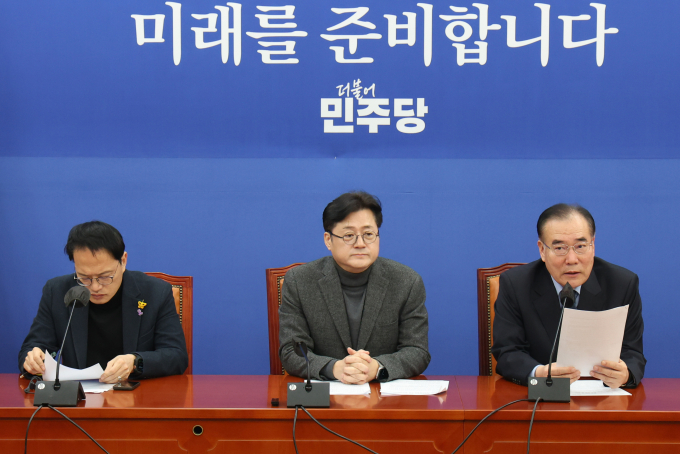8일 홍익표 더불어민주당 원내대표가 윤석열 대통령의 신년대담을 강하게 비판했다. 사진은 홍 원내대표(가운데)가 8일 서울 여의도 국회에서 열린 정책조정회의를 주재하는 모습. /사진=뉴스1