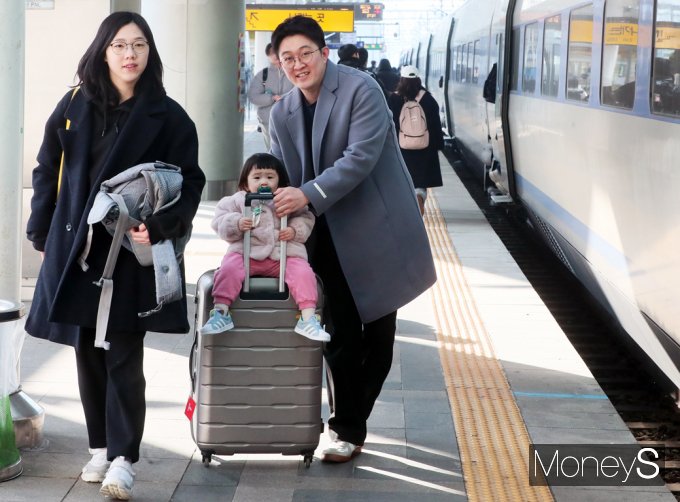 [머니S포토] 대명절 '설 연휴' 하루 앞…  귀성길 본격 시작