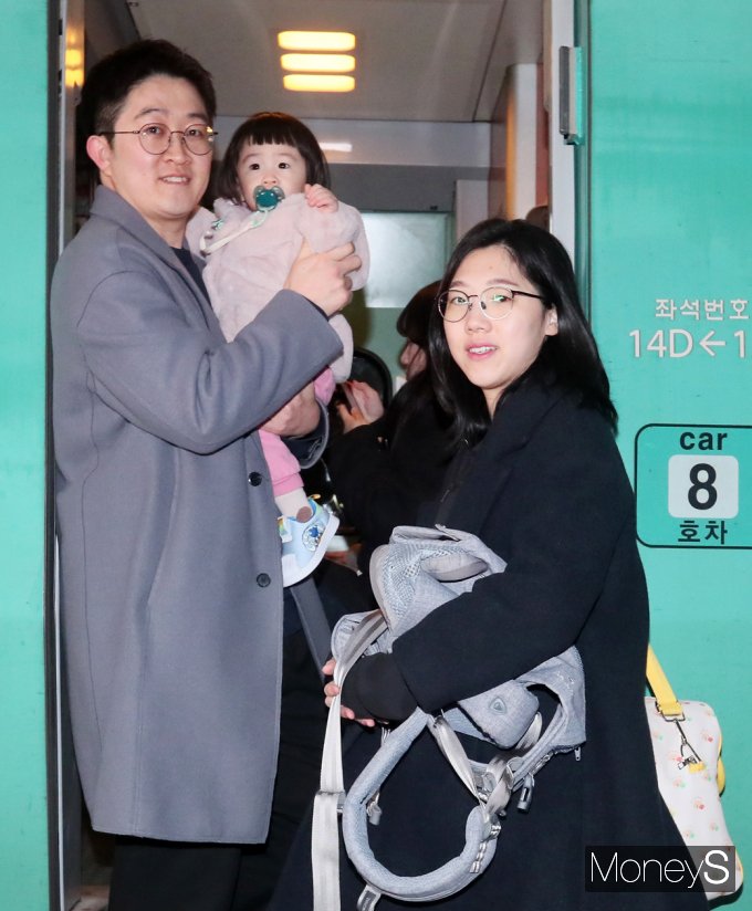 [머니S포토] 설연휴 하루 앞, 출발 고향앞으로…