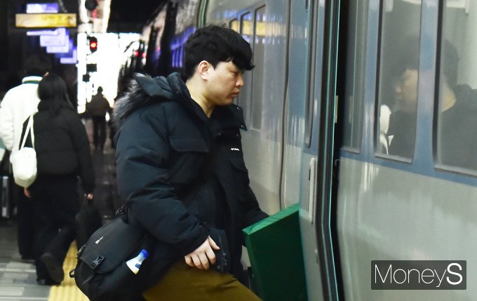 [머니S포토] D-1 설 연휴, 명절 선물 꾸러미 들고 고향앞으로…