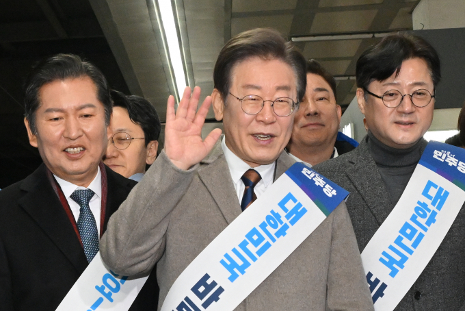 오는 14일 이재명 더불어민주당 대표의 부인 김혜경씨가 공직선거법 위반 혐의로 기소될 가능성이 높다. 사진은 이 대표(가운데)가 지난 8일 서울 용산구 용산역에서 시민들을 만나 설 귀성인사를 하는 모습. /사진=뉴스1(공동취재) 