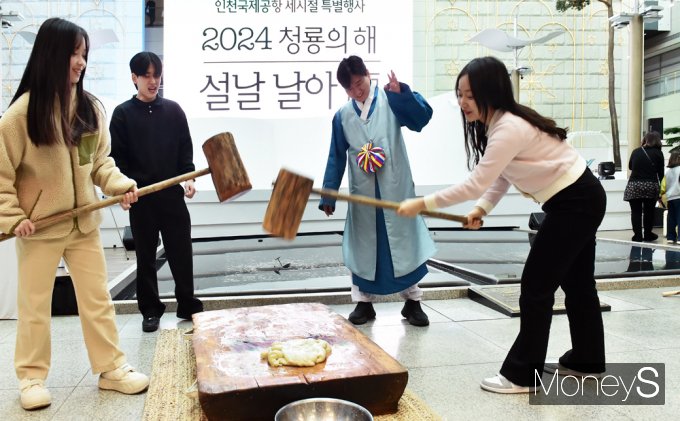 ▲ 인절미 떡메치는 여행객들