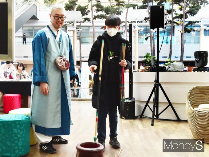 ▲ 전통놀이 투호 체험하는 여행객