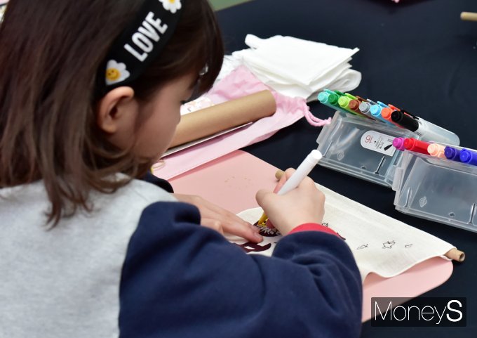 ▲ 무슨색으로 칠할까~ 내가 만드는 입춘 족자