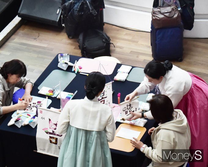 ▲ 형형색객 입춘 족자 만드는 여행객