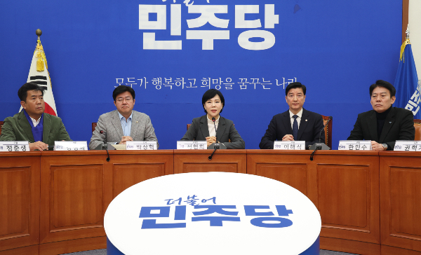 8일 더불어민주당 당대표정치테러대책위원회(대책위)가 이재명 더불어민주당 대표 피습 사건 수사 관계자들을 다음 주 중 고발하기로 결정했다. 사진은 지난달 30일 서울 여의도 국회에서 열린 대책위 제8차 회의에서 발언하는 전현희 대책위원장. /사진=뉴스1