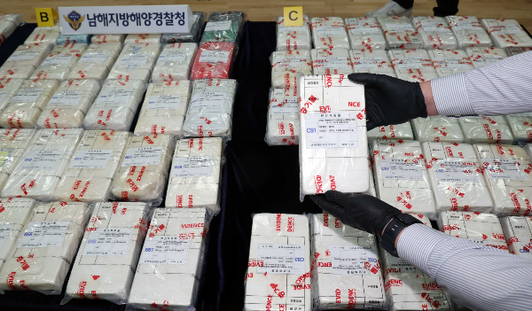 부산신항에 입항한 화물선에서 코카인 약 100㎏이 발견돼 해경이 국제공조수사를 요청했다. 사진은 8일 부산 동구 남해지방해양경찰청에서 화물선에서 압수한 코카인 100㎏(시가 3500억원 상당)을 공개하는 모습. / 사진=뉴시스