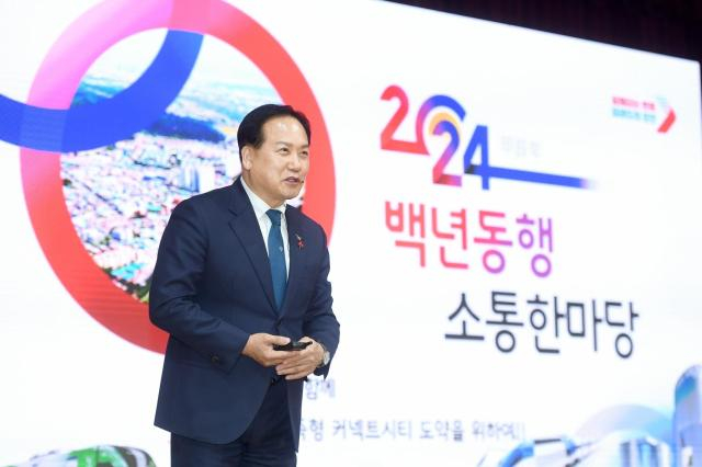 이권재 오산시장은 2024 백년동행 소통한마당에 참석해 인사말에서 "50만 시대 대비 원년 필요한 과업 무엇인지 고민하고 해결하는데 집중하겠다"고 밝혔다. / 사진제공=오산시