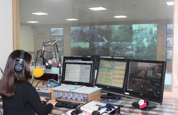 부산교통방송에서 교통정보 전하는 리포트 방송진행 모습/사진=부산교통방송