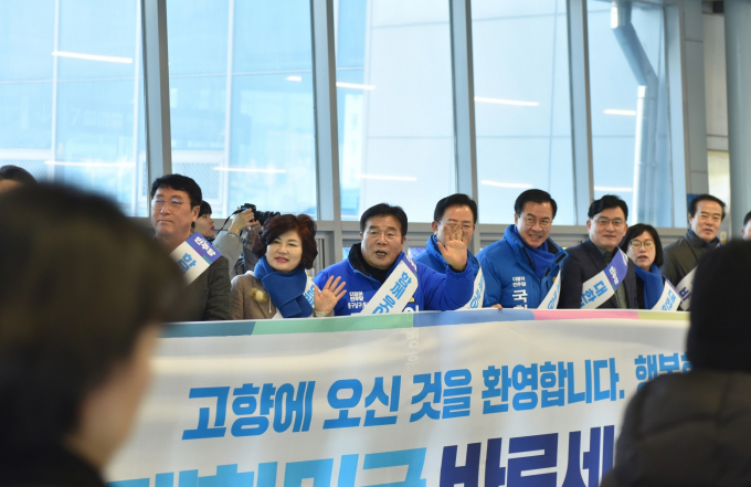 더불어민주당 광주광역시당은 8일 오전 광주 광산구 송정역에서 설 명절를 맞아 국회의원, 시,구의원, 당직자 등과 함께 고향을 찾은 귀성객을 대상으로 귀성 인사를 하고 있다/사진=민주당 광주시당