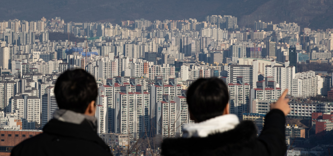 서울 남산에서 시민들과 관광객들이 서울 도심을 조망하고 있다./사진=뉴스1