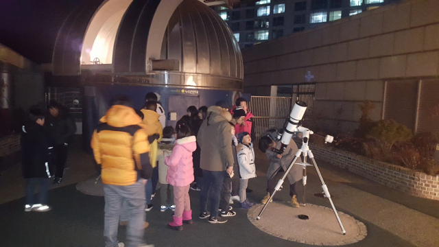 군포시 대야도서관 누리천문대에서 오는 17일 저녁 6시부터 9시까지 초등학생 이상 군포시민 가족을 대상으로 2024년 누리천문대 겨울방학 특별관측회 행사를 개최한다. 사진은 누리천문대 특별관측회 모습. / 사진제공=군포시