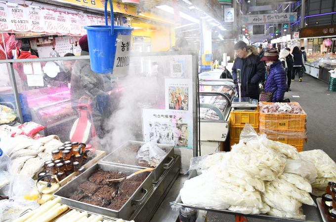 신천동에 있는 시흥 대표 전통시장인 '삼미시장' 설맞이로 모처럼 활기가 가득했다. / 사진제공=시흥시