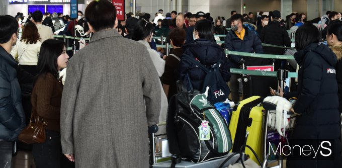 [머니S픽] 대명절 '설 연휴' 앞두고 인천공항 북적북적