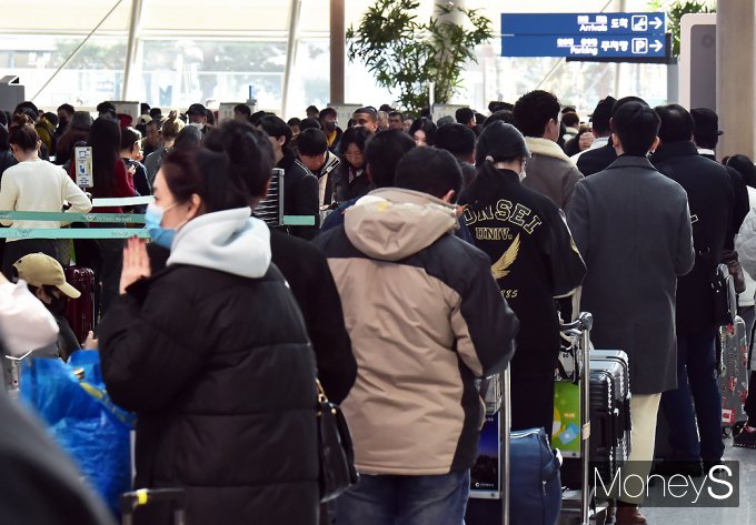 [머니S픽] 대명절 '설 연휴' 앞두고 인천공항 북적북적