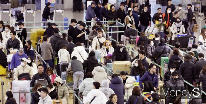 [머니S픽] 대명절 '설 연휴' 앞두고 인천공항 북적북적