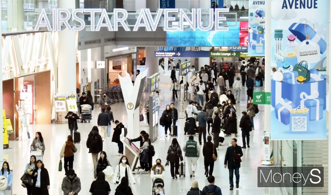 [머니S픽] 대명절 '설 연휴' 앞두고 인천공항 북적북적