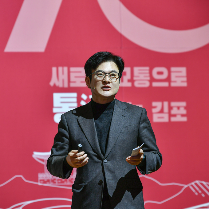 김포시가 태릉 국제스케이트장 철거에 따른 대체 시설 유치를 위해 대한체육회에 8일 신청서를 제출했다. 사진은 김병수 김포시장. / 사진제공=김포시