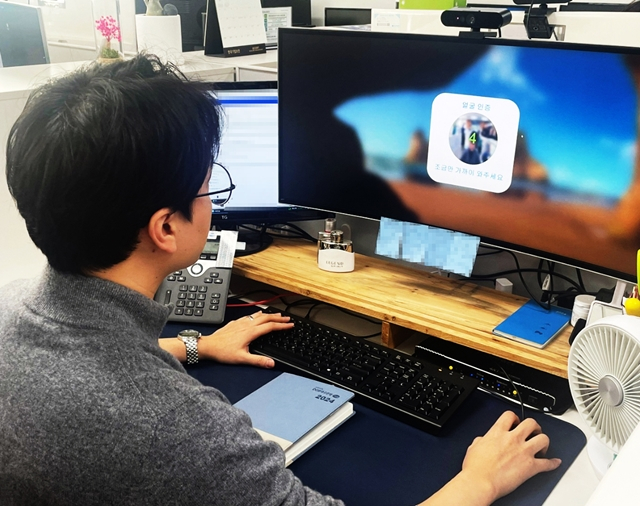 대구은행 직원이 업무용 개인PC 로그인을 위해 안면인증을 시도하고 있다. 은행은 안면인증 방식의 로그인 방식을 도입하고 개인화 인증을 통해 보안을 강화하기로 했다./사진제공=DGB대구은행