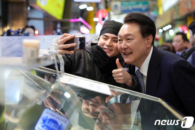 [사진] 상인과 셀카찍는 윤석열 대통령