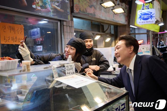[사진] 윤석열 대통령 '전통시장 상인과 셀카'