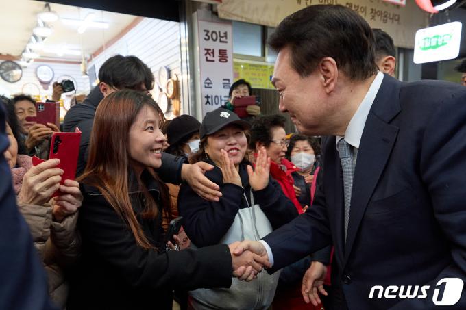 [사진] 전통시장 찾아 시민들과 인사하는 윤 대통령
