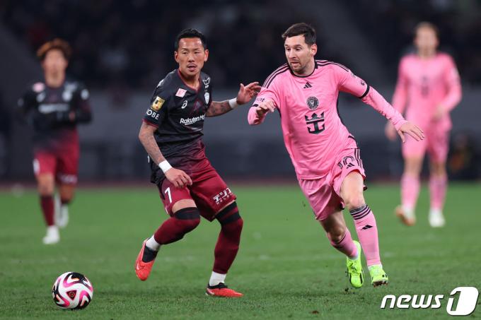 리오넬 메시가 부상을 핑계로 홍콩에서 열린 경기에는 불참했지만 7일 일본에서 열린 경기는 참석, 중국인들이 흥분하고 있다. ⓒ 로이터=뉴스1 ⓒ News1 박형기 기자