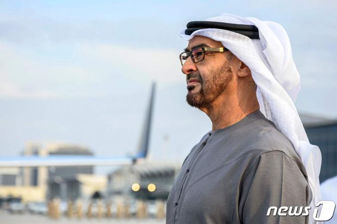 셰이크 무함마드 빈 자이드 알 나흐얀 UAE 대통령이 18일(현지시간) 아부다비 대통령 공항에서 압둘라 2세 요르단 국왕을 기다리고 있다. ⓒ AFP=뉴스1 ⓒ News1 우동명 기자