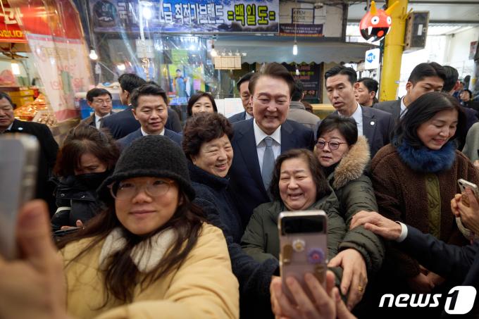 [사진] 시민들과 셀카찍는 윤 대통령