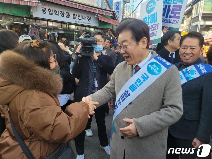 이재명 더불어민주당 대표가 설 명절을 앞둔 8일 인천시 계양구 계양산 전통시장을 찾아 얼굴 알리기에 나서고 있다..2024.2.8/뉴스1 ⓒ News1 이시명 기자