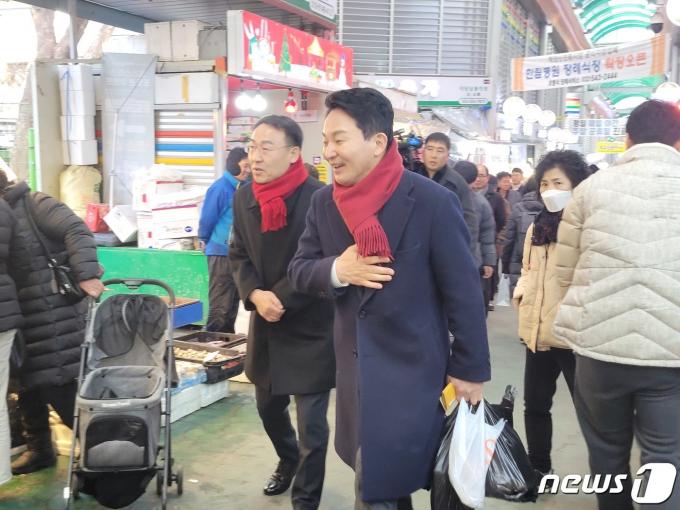 원희룡 전 국토교통부 장관이 설 명절을 앞둔 8일 인천시 계양구 계양산 전통시장을 찾아 얼굴 알리기에 나서고 있다.2024.2.8/뉴스1 ⓒ News1 이시명 기자