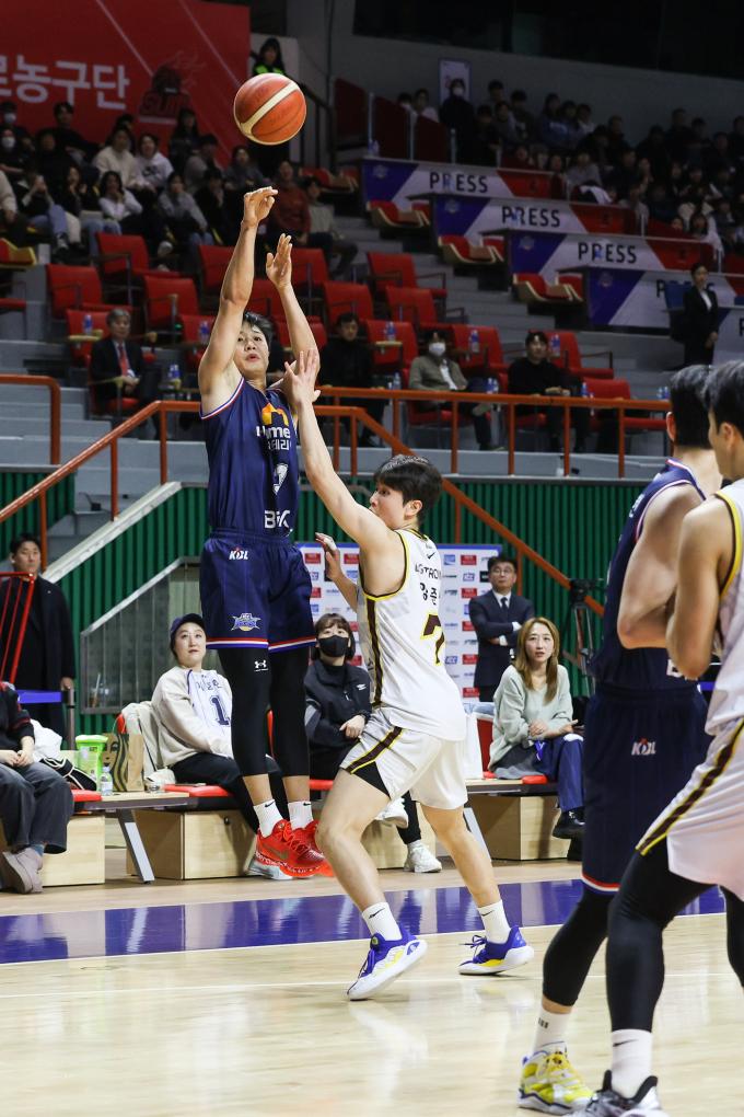 슛 던지는 부산 KCC의 허웅(왼쪽). (KBL 제공)