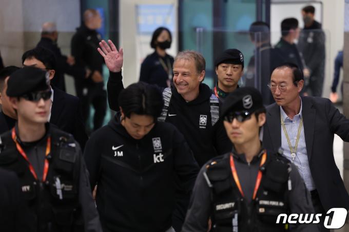 [사진] 웃으며 입국하는 클린스만 감독