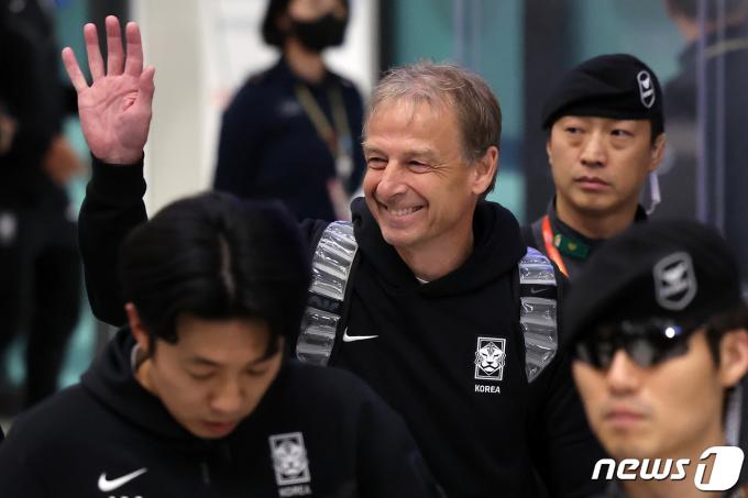 64년 만의 아시안컵 우승 꿈을 이루지 못한 위르겐 클린스만 축구대표팀 감독이 8일 오후 인천국제공항 제1터미널을 통해 귀국하고 있다. 2024.2.8/뉴스1 ⓒ News1 김진환 기자