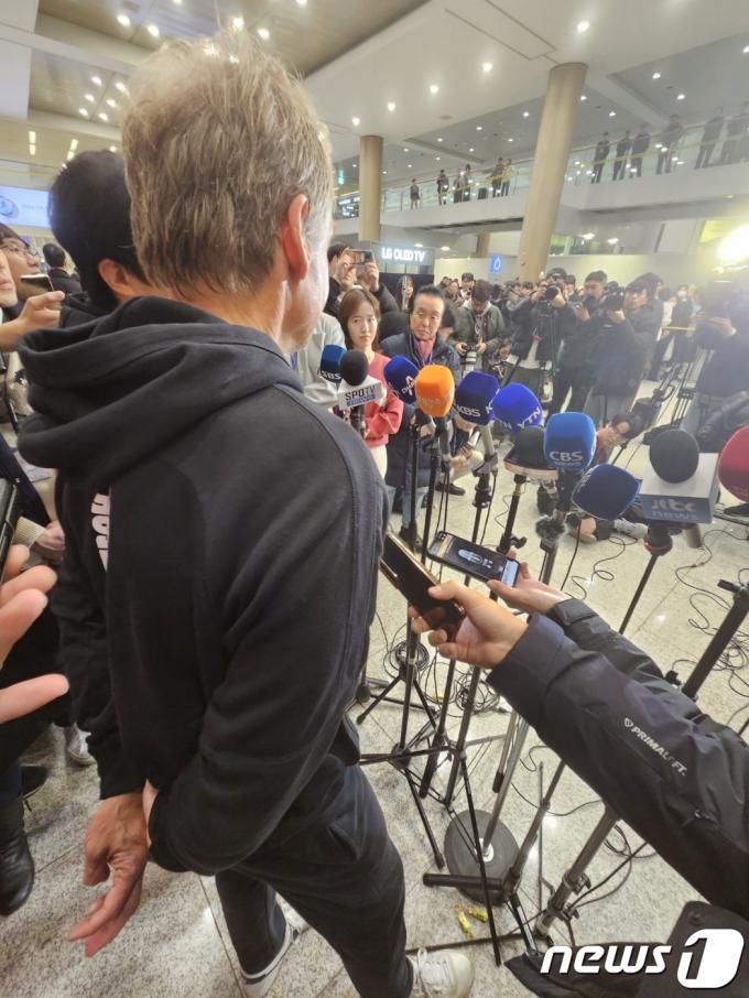 클린스만 감독 앞에 떨어진 엿 ⓒ News1 안영준 기자