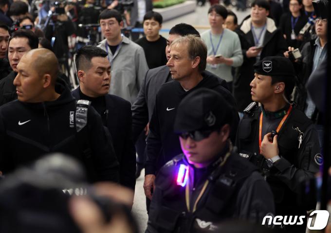 [사진] 삼엄한 경비 속 공항 빠져나가는 클린스만 감독