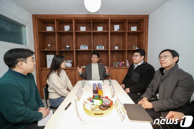 [사진] 박상우 국토부 장관, 반지하 활용 청년 창업공간 찾아 간담회