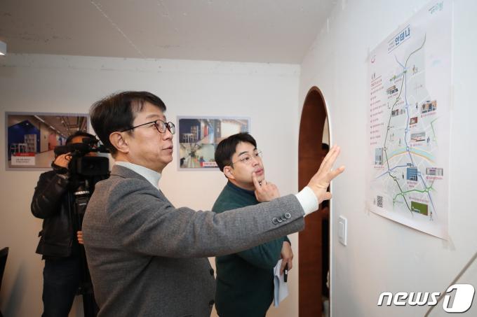 [사진] 반지하 활용 청년 창업 공간 찾은 박상우 국토부 장관