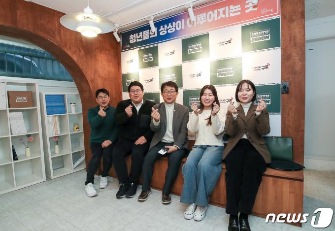 [사진] '청년들의 상상이 이루어지는 곳' 반지하 활용 공간 찾은 박상우 장관