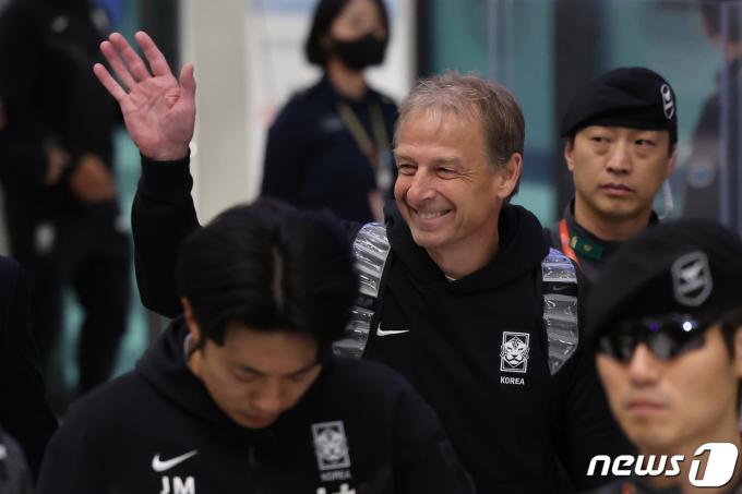64년 만의 아시안컵 우승 꿈을 이루지 못한 위르겐 클린스만 축구대표팀 감독이 8일 오후 인천국제공항 제1터미널을 통해 귀국하고 있다. 2024.2.8/뉴스1 ⓒ News1 김진환 기자