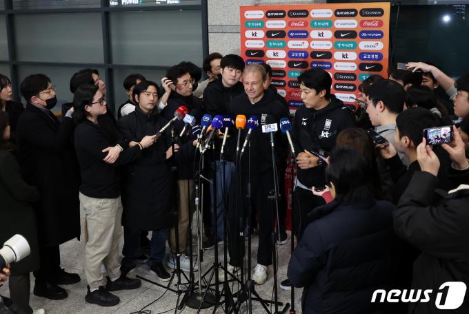 64년 만의 아시안컵 우승 꿈을 이루지 못한 위르겐 클린스만 축구대표팀 감독이 8일 오후 인천국제공항 제1터미널을 통해 귀국 후 취재진의 질의에 답변하고 있다.  2024.2.8/뉴스1 ⓒ News1 김진환 기자