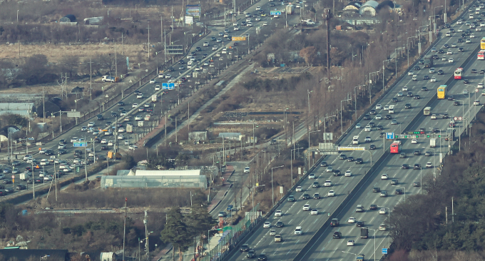 설 연휴를 하루 앞둔 8일 오후 경기 용인시 경부고속도로 신갈JC 인근에서 경찰 헬기가 교통상황을 점검하고 있다./사진=뉴스1