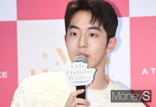 검찰이 배우 남주혁씨의 학교폭력 의혹을 제기한 인터넷매체 기자와 제보자를 약식 기소했다. 사진은 2019년 12월 서울 강남구 투썸플레이스 역삼동 성홍타워점에 열린 '크리스마스 시즌 케이크 출시' 기념행사에 참석한 배우 남주혁. /사진=장동규 기자