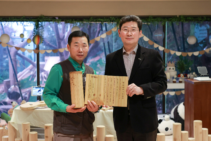 이상일 용인특례시장은 지난 8일 에버랜드 판다 월드를 방문해  오는 4월 중국으로 돌아가는 푸바오에게 용인특례시민의 마음을 담아 ‘특례명예시민’ 증서를 전달했다. 증서는 푸바오 할아버지 강철원 사육사가 대신 받았다. / 자료제공=용인특례시