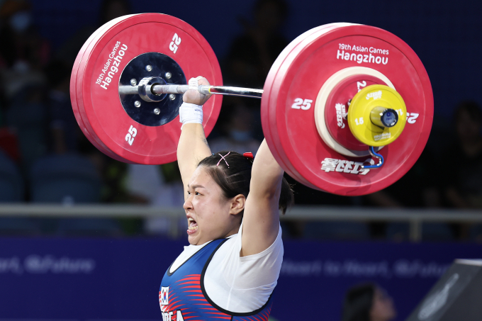 지난해 10월 중국 항저우 샤오산 스포츠센터에서 열린 2022 항저우 아시안게임 여자 역도 76kg급 그룹 A 경기에서 용상 3차 시기 138kg에 성공한 김수현 선수의 모습./사진=뉴스1