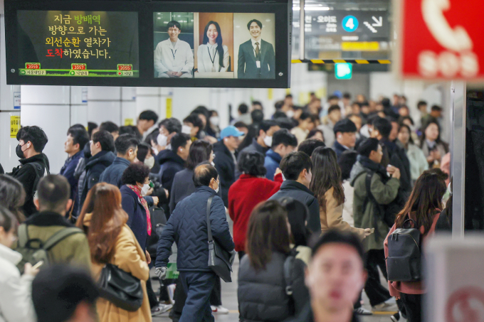 서울 동작구 지하철 2호선 사당역에서 시민들이 지하철을 이용해 출근길에 오르고 있는 모습./사진=뉴스1