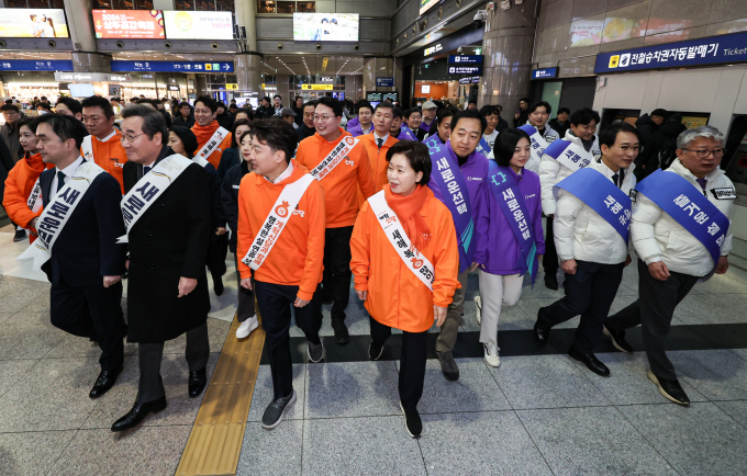 이준석 개혁신당 대표와 양향자 원내대표, 이낙연·김종민 새로운미래 공동대표, 금태섭·조성주 새로운선택 공동대표, 조응천·이원욱 원칙과상식 의원이 설 연휴 첫날인 9일 서울 용산역에서 귀성인사를 하기 위해 이동하고 있다. /사진=뉴스1